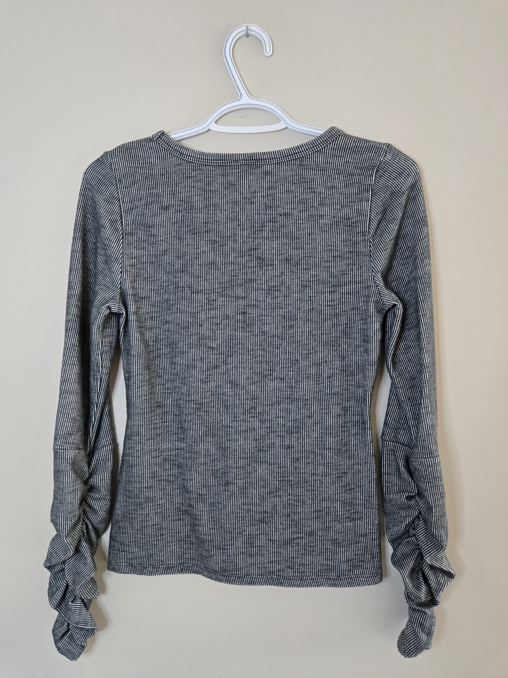 Free People green ribbed long sleeve top, ruched sleeves, small + new - Picture 3 of 5